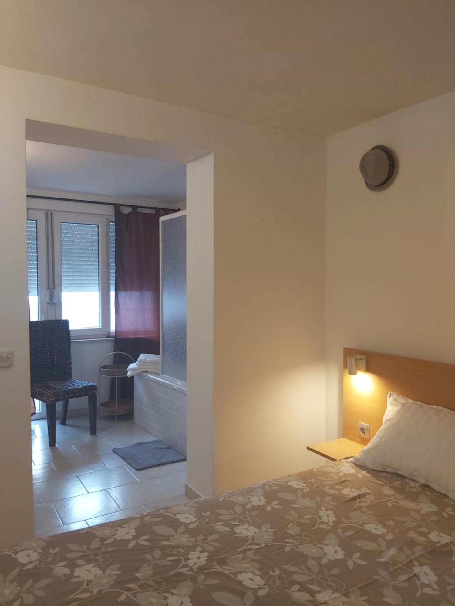 Apartman Luce With Shared Pool 扎达尔 外观 照片